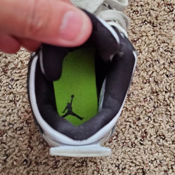 Young boy kids Jordan sneakers size 12c - Picture 5 of 7